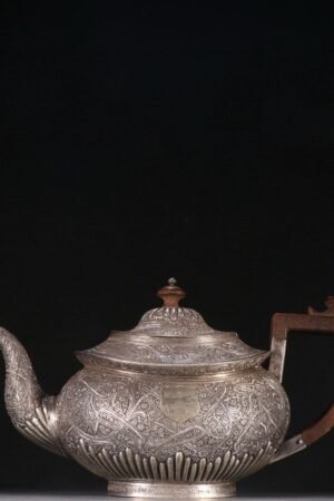 清中期精工鏨刻純銀茶壺